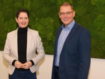 Foto von links: Landrätin Silke Gorißen und Jürgen Baetzen