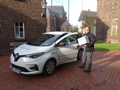 Foto: Christian Laakmann vor dem E-Auto Renault Zoe