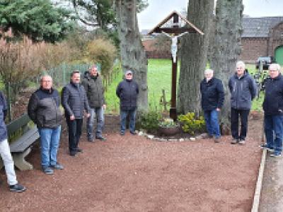 Foto: Mitglieder des Oermter Stammtisches aus der St. Sebastianus Bruderschaft Oermten-Großholthuysen präsentieren Bürgermeister Clemens Brüx das restaurierte Hagelkreuz