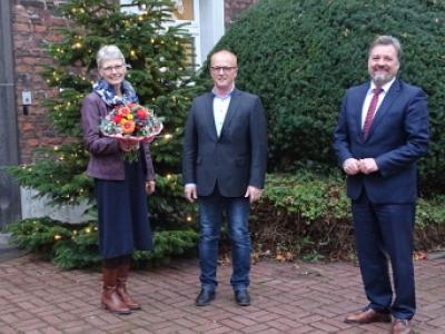 Foto: Alexa und Jürgen Happe mit Bürgermeister Clemens Brüx