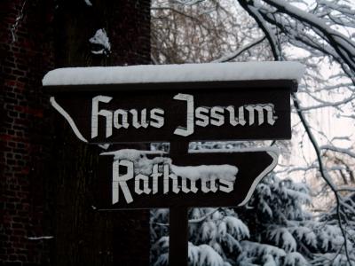 Foto Wegweiser Haus Issum - Rathaus im Schnee