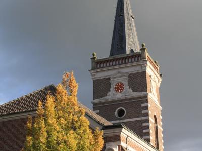 Foto von Gewitterwolken hinter der evangelischen Kirche in Issum