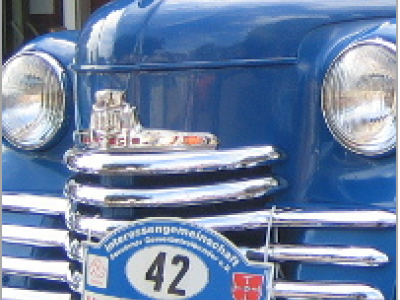 Ein Blauer Oldtimer von vorne