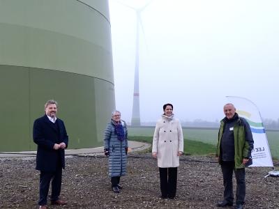 Clemens Brüx, Margret Voßler-Deppe, Silke Gorißen und LEE NRW Vorsitzender Rainer Priggen im WIndpark Issum