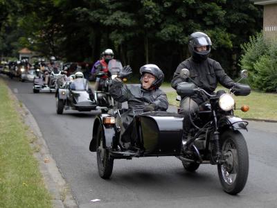 Unternehmen Zündkerze - Motorrad mit Beifahrer