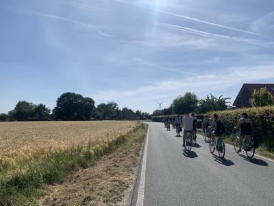 Radfahrer auf einem Feldweg