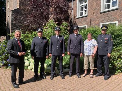 (vlnr: Bürgermeister Clemens Brüx, Stellvertretender Wehrleiter Ludwig Boemans, Wehrleiter Daniel Eumes, ehemaliger Wehrleiter Karl Hans, Leiterin des Ordnungsamtes Susanne Hackstein, stellvertretender Kreisbrandmeister Norbert Jansen)