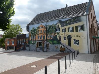 Bunte Fassadenmalerei am Dorfplatz An de Pomp