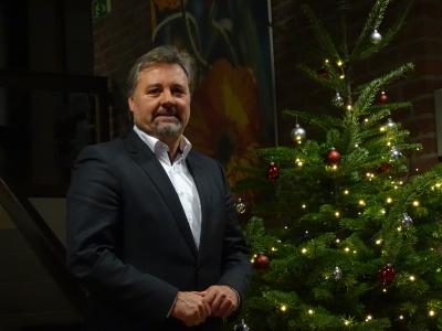 Bürgermeister vor einem geschmückten Weihnachtsbaum