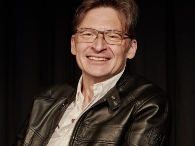 Stefan Verhasselt lacht in die Kamera