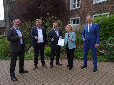 Gruppenbild der Gpa-Prüfer/-innen und dem Bürgermeister