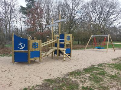 Zwei Spielgeräte auf dem Gelände des Spaßbad Hexenland
