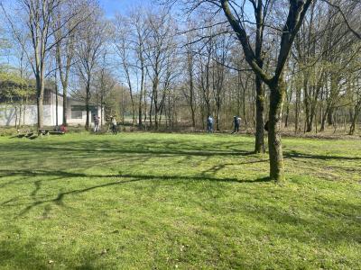 Reinigungsaktion auf der Wiese am Koetherdyck