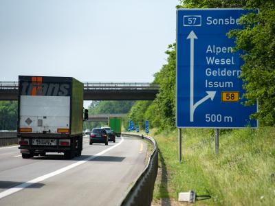 Schild auf der Autobahn A57