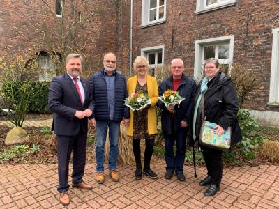 Ein Gruppenbild der Verabschiedeten mit Ehepartnern und Bürgermeister Clemens Brüx